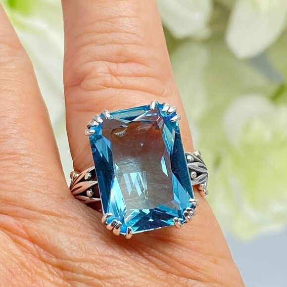 Elegant Silver and Blue Gemstone Ring - Picture 1 of 8